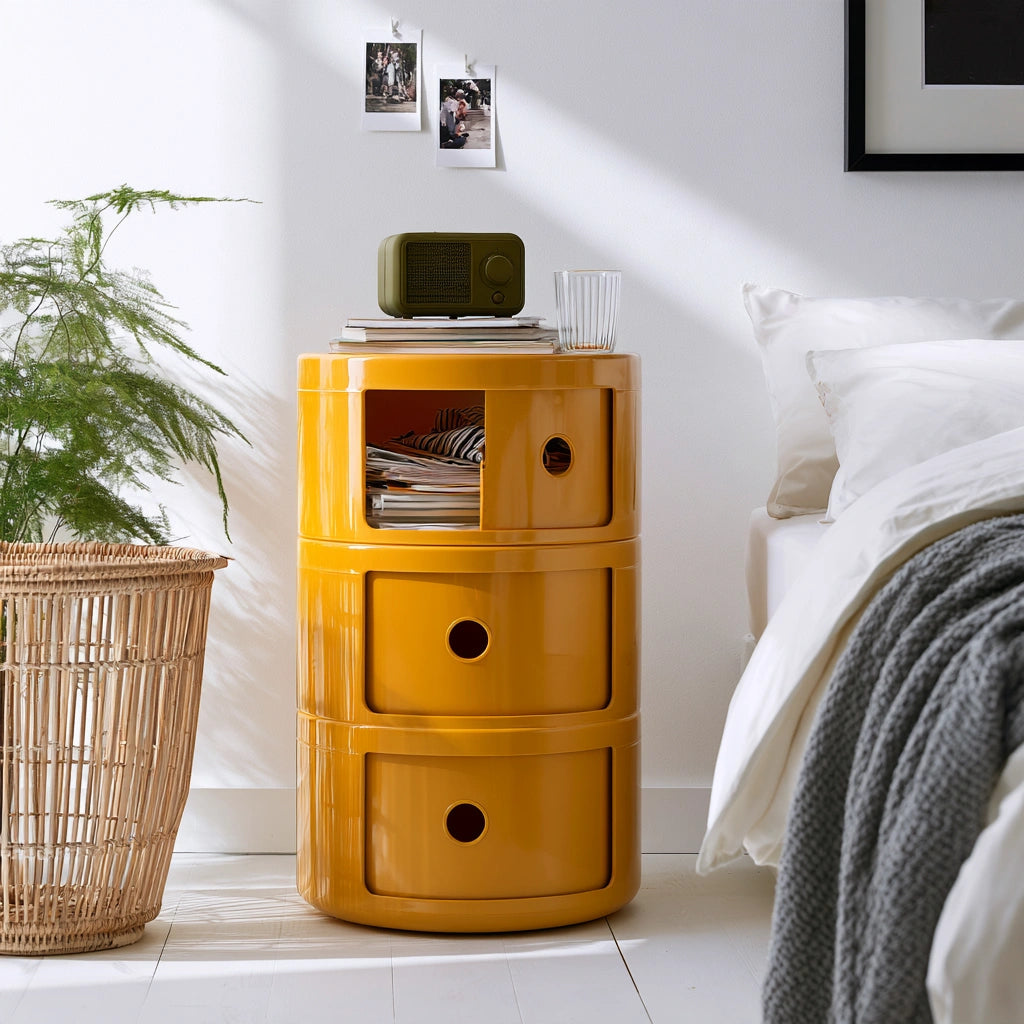 Table de chevet ronde à trois compartiments en plastique, coloris jaune moutarde
