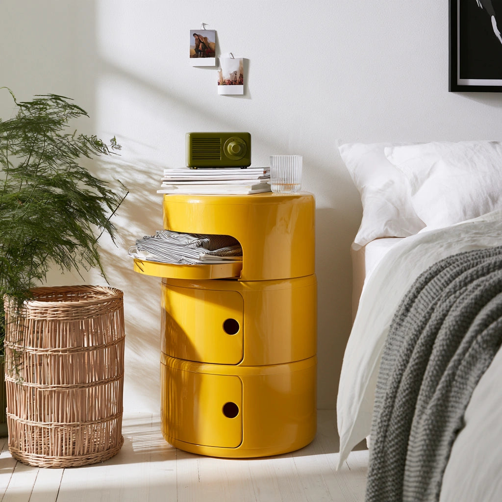 Table de chevet ronde à trois compartiments en plastique, coloris jaune moutarde